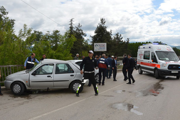 Köprüde iki otomobil çarpıştı: 1 ölü