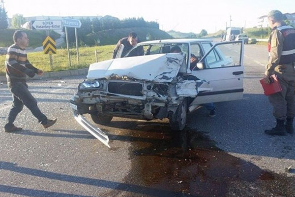 Otomobil ile traktör çarpıştı: 4 yaralı