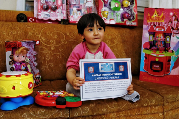 Minik Özge'ye 'komando' selamı