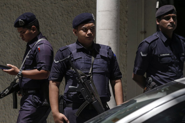 Malezya FETÖ'cü olduğu iddia edilen 3 Türk'ü iade etti