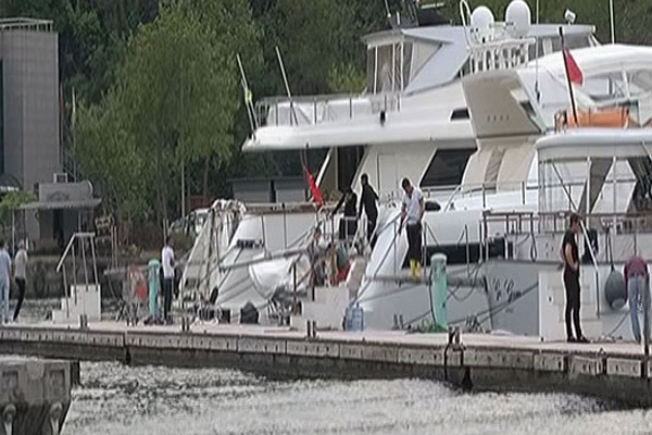 İstinye açıklarında arabalı vapur lüks tekneye çarptı!