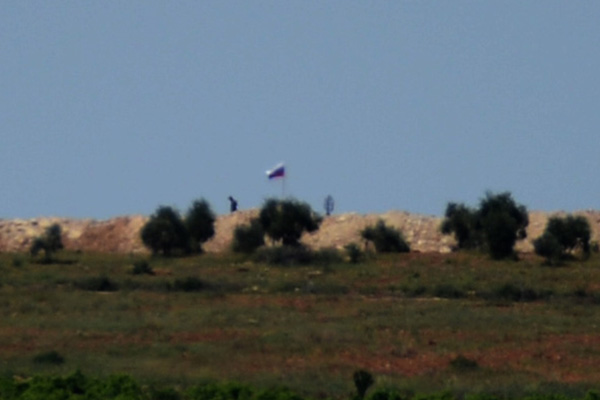 PYD'nin Suriye ve Rusya bayrakları 'korunuyor'