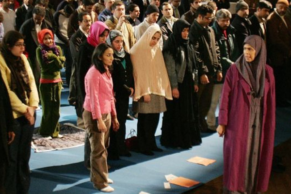 Hollanda bunu tartışıyor: Cuma namazını bir kadın kıldırdı