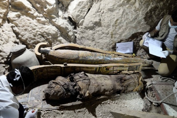 Yer altı mezarlığında 17 mumya bulundu