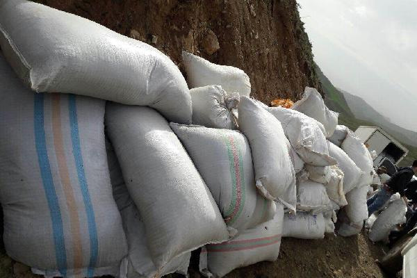 Yüksekova'da tonlarca kaçak çay yakalandı