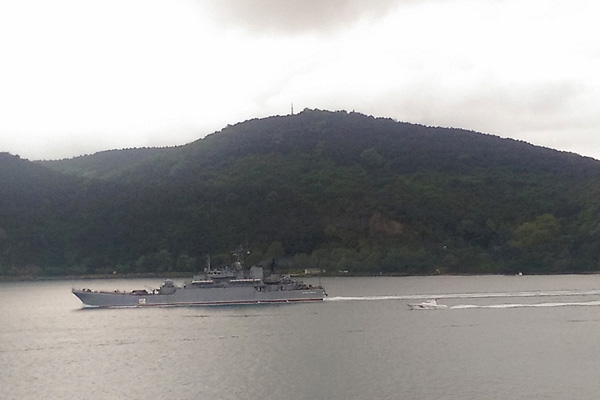 Rus savaş gemisi Boğaz'dan geçti