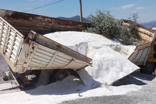 Maden yüklü kamyon kaza yaptı: 1 yaralı