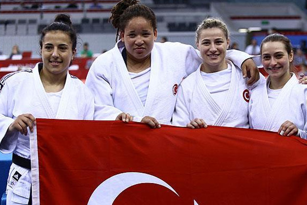 Erdoğan'dan altın madalya kazanan sporculara tebrik