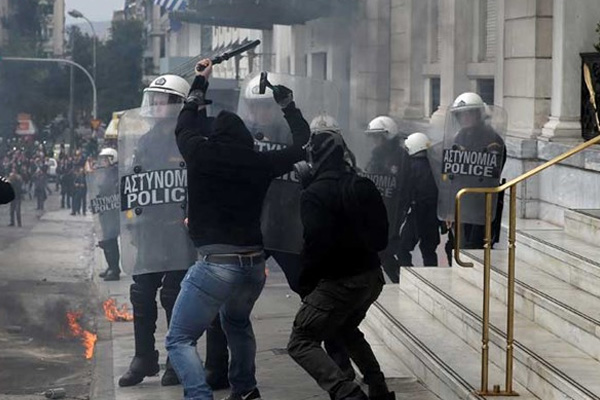 Yunan polisi 'Maliye Bakanlığı'nı bastı!
