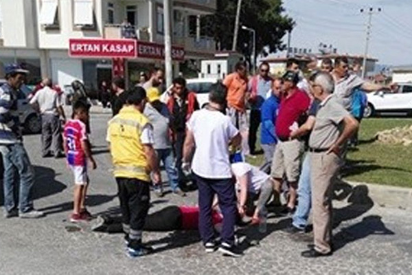 Manavgat’ta otomobil motosiklete çarptı: 2 yaralı