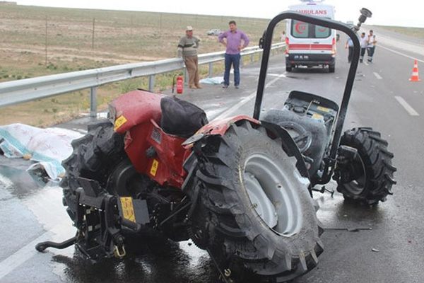 Karaman’da çekici traktöre çarptı: 1 ölü