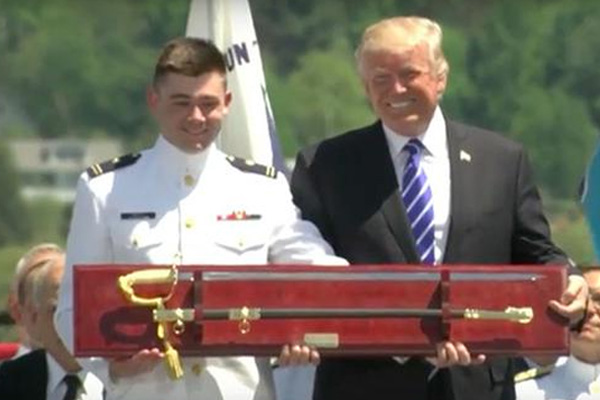 Mikrofon açık kalınca Trump'ın 'kılıç' esprisi duyuldu