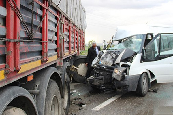 Tır minibüse çarptı: 11 yaralı