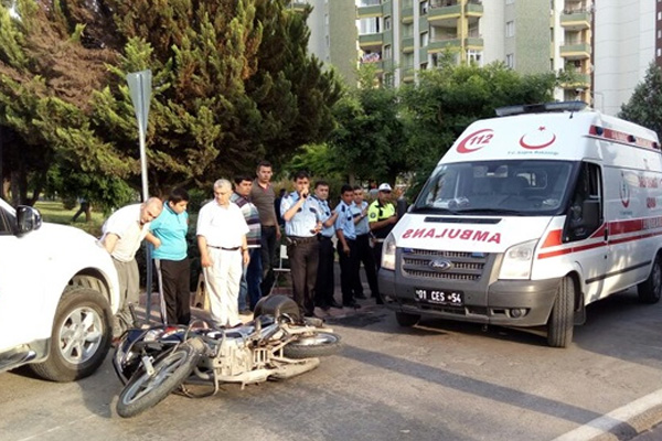 Pikap ile polis motosikleti çarpıştı: 2 polis yaralı