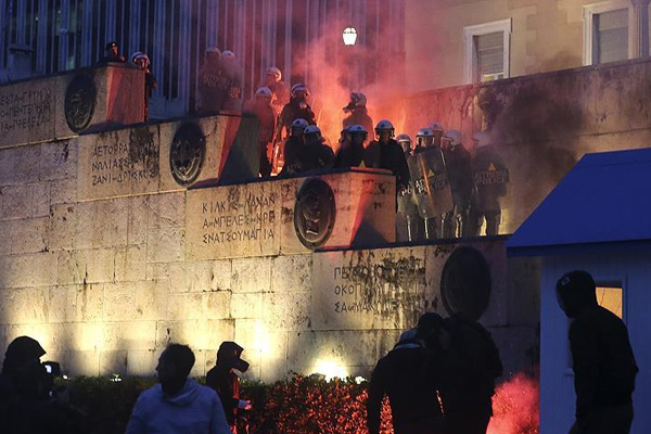 Yunanistan'da göstericiler polisle çatıştı