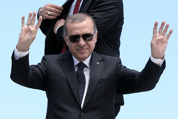 Erdoğan, Arena önündeki kalabalığa seslendi
