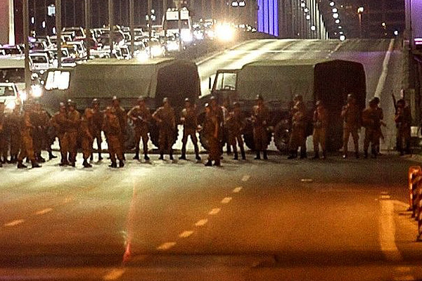 Darbeci Yarbay: Her şeyi ezin geçin