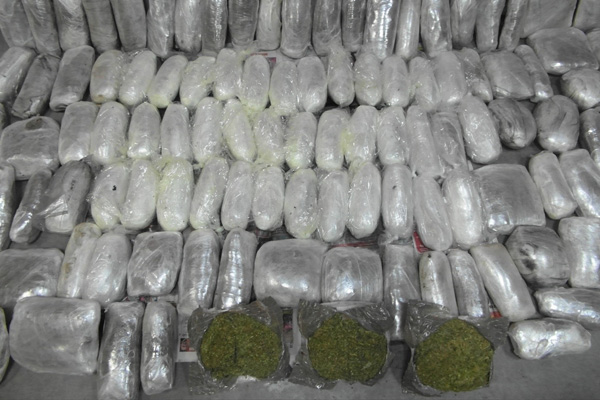 İzmir'de 61 kilo esrar ele geçirildi