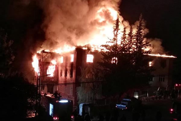 'İki kızımı ellerimle attım o ateşin içine'