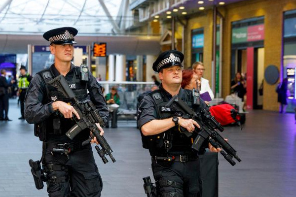 İngiltere'de 5 bin asker kışladan çıktı