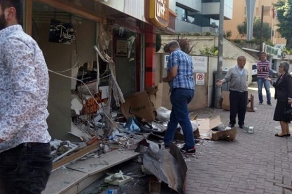 Otomobil 2 dükkana daldı