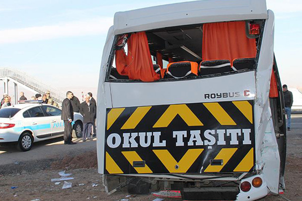 İzmir'de öğrenci servisi otomobille çarpıştı: 11 yaralı