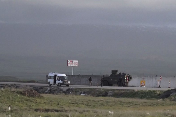 Van'da PKK'lılar yol kesip araç yaktı