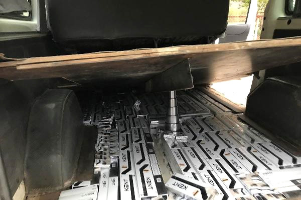 Hakkari'de minibüsten kaçak sigara çıktı
