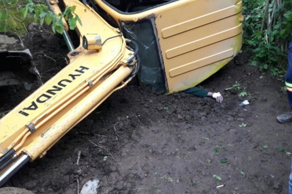 Murgul'da iş makinesi devrildi: 1 ölü