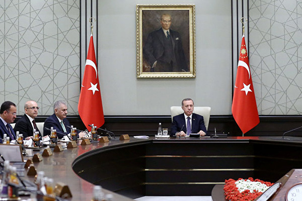 'Bakanlar, görevde kalmalarını sağlayacak projelere yoğunlaşıyor'