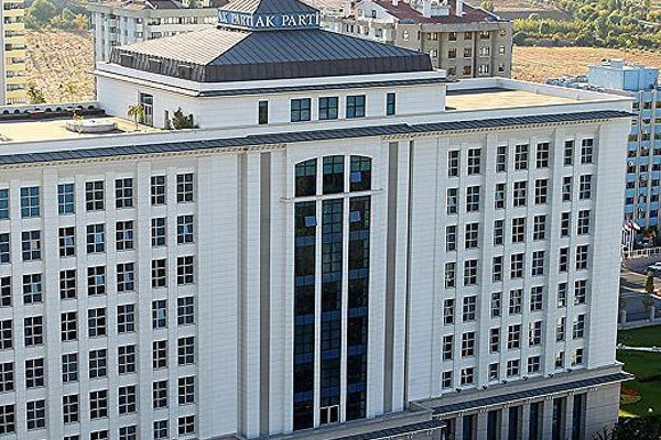 'AK Parti'de çok üst görevlerdeki bazı isimlerin FETÖ aşığı oldukları biliniyor'