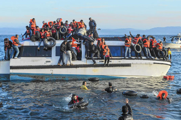 Akdeniz'de mülteci teknesi battı: 34 ölü
