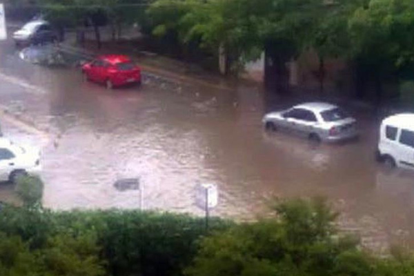 Bursa'da otomobiller sel sularına kapıldı