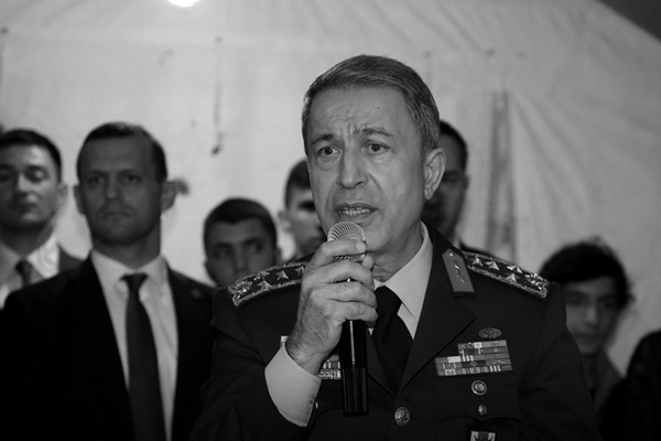 Genelkurmay Başkanı Akar'dan şehit ailesine ziyaret