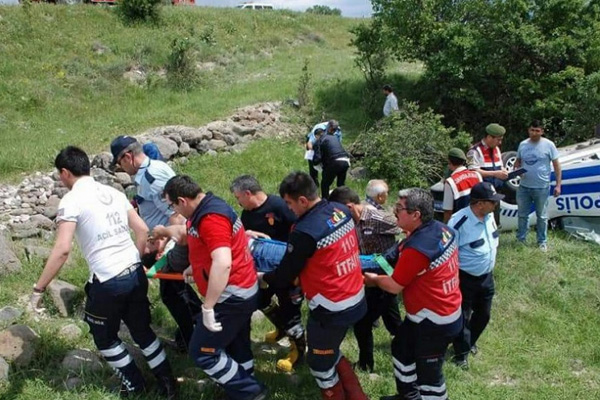 Kütahya'da polis aracı devrildi: 2 yaralı