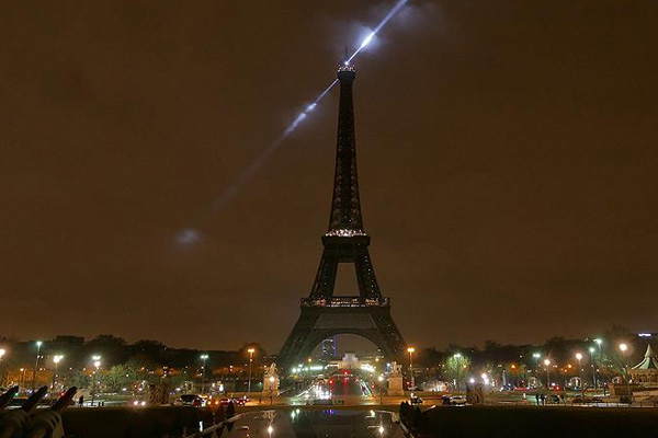Eyfel Kulesi'nin ışıkları karartıldı