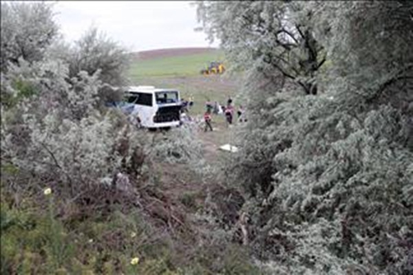 Kalecik'te yolcu otobüsü devrildi