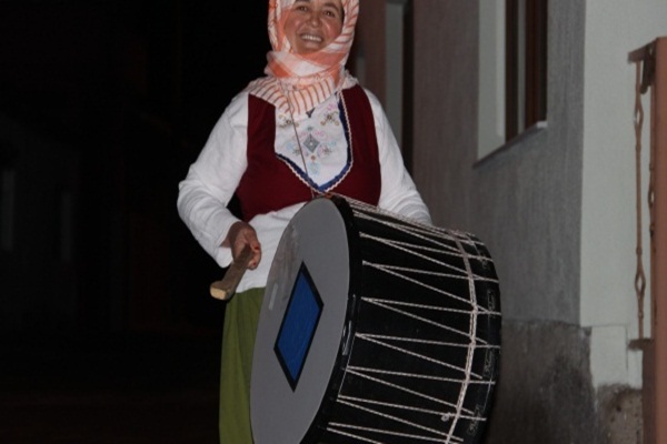 İlk sahurda kadınlar davul çaldı