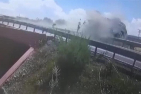 Beton mikserinin köprüden düşmesi güvenlik kamerasında