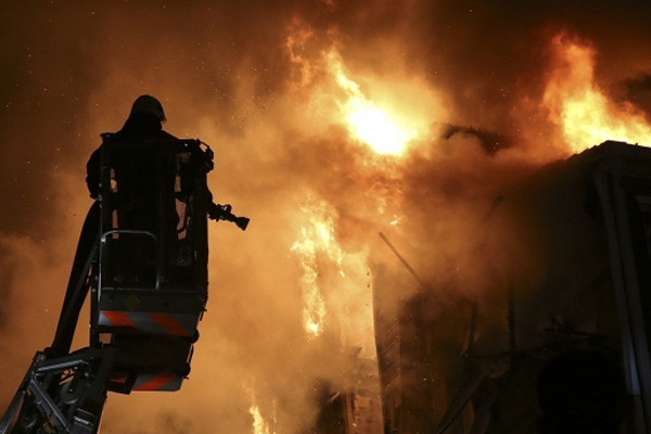 Bağcılar'da korkutan doğalgaz yangını