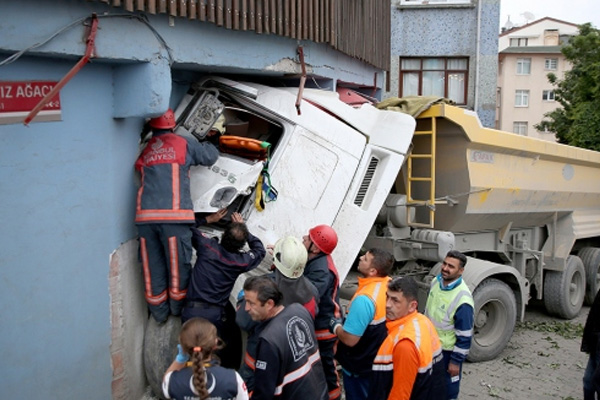 İstanbul'da tır binaya çarptı: 1 yaralı