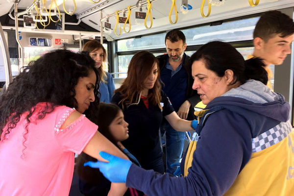 Metrobüs bariyerlere çarptı