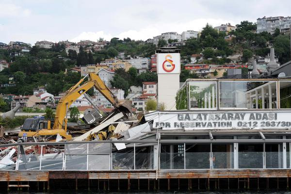 Galatasaray Adası yıkılıyor