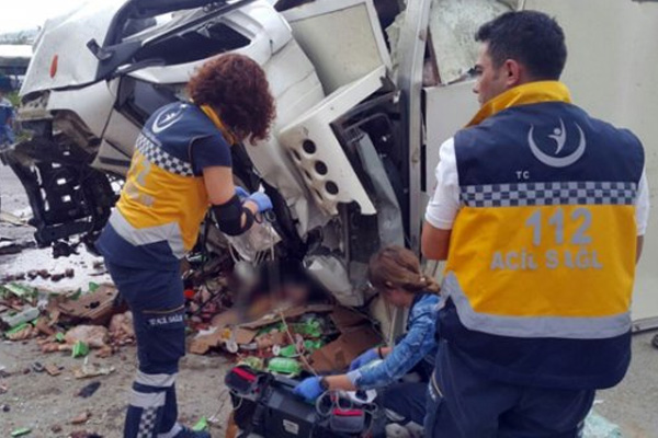 İzmir'de tanker kamyonla çarpıştı: 1 kişi öldü