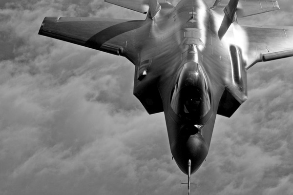 Yunanistan'da savaş uçağı düştü