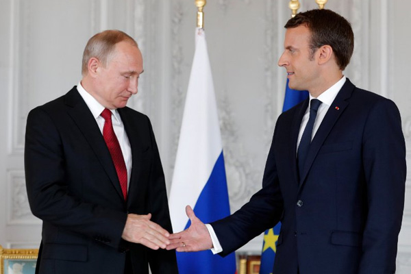 Putin ve Macron bir araya geldi