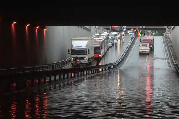 İzmir'de kuvvetli sağanak yağış hayatı olumsuz etkiledi