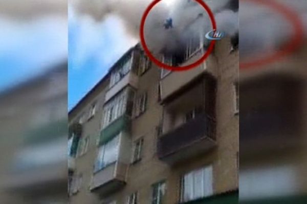 11 aylık bebekleriyle birlikte 5. kattan atladılar