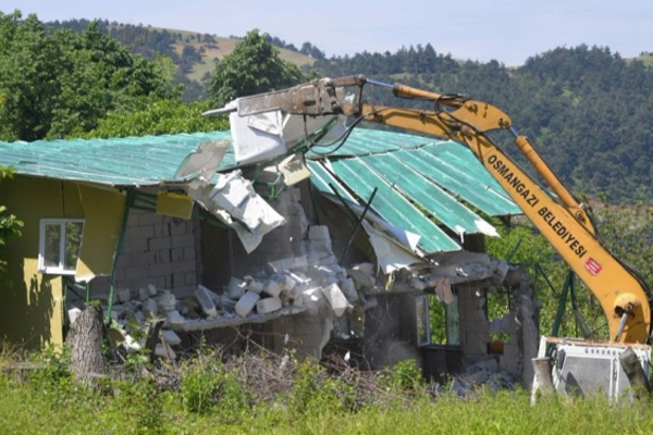 Bursa'da kaçak yapılar yıkıldı