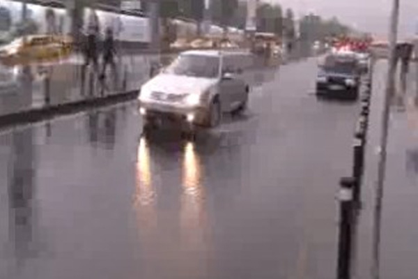 İstanbul güne yağışla uyandı